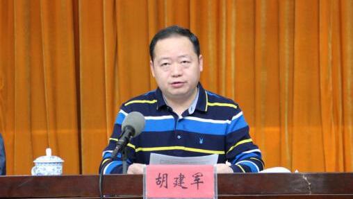 胡建軍簡歷：柳州軌道交通集團董事長胡建軍，曾任柳州市蓮花山保護中心主任，魚峰區委常委、常務副區長